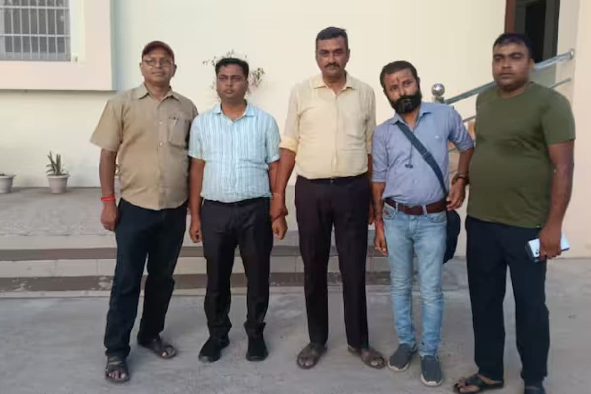 Bihar News: बिहार में CO और नाजिर 30 हजार रुपए घूस लेते रंगे हाथों गिरफ्तार, पटना से आई निगरानी टीम ने मारा छापा