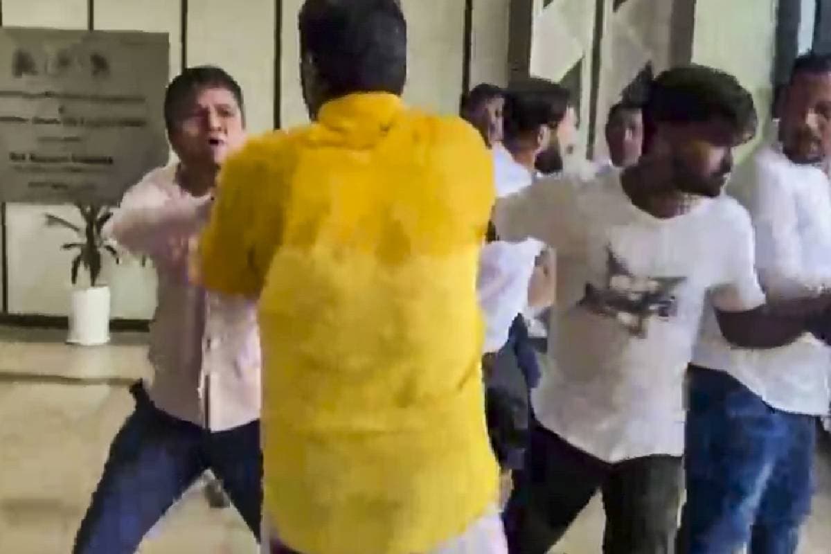 चैंबर में घुसकर मारपीट, अधिकारी को घसीटकर बाहर निकाला, वीडियो हुआ वायरल