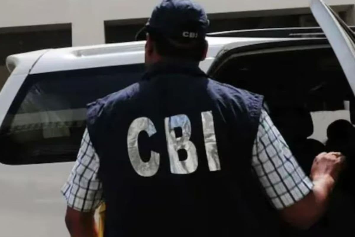 पटना में IRS अफसर समेत तीन गिरफ्तार, 2 लाख घुस लेते रंगे हाथ पकड़ी CBI की टीम