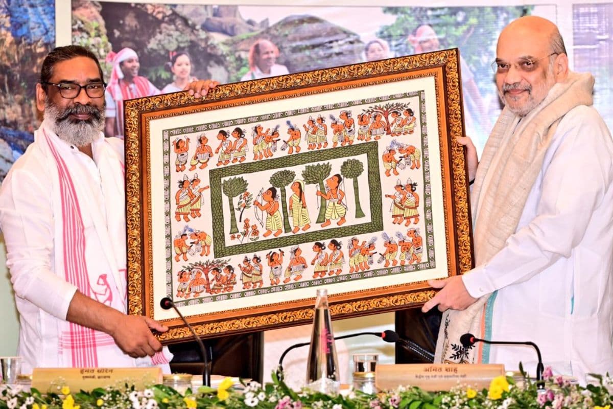 रांची में शुरू हुई पूर्वी क्षेत्रीय परिषद की बैठक, सीएम ने पेंटिंग देकर किया अमित शाह का स्वागत