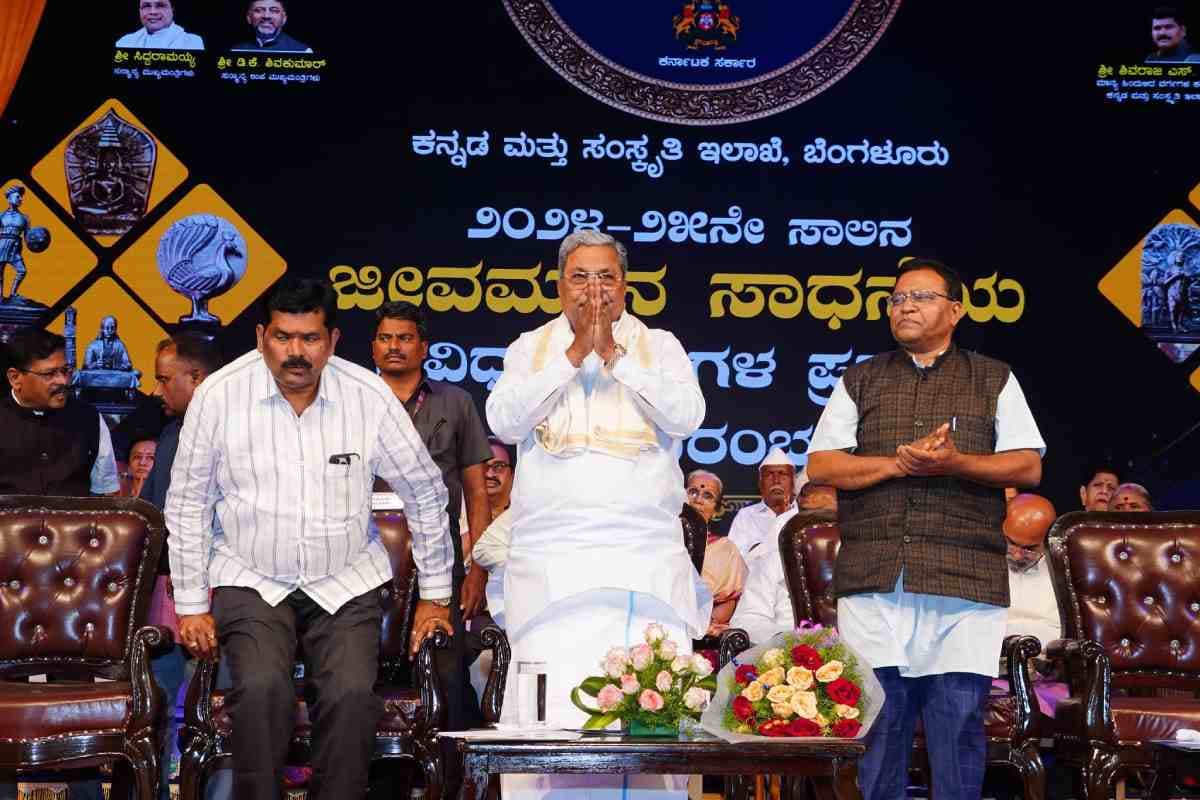 भारी मिसटेक हो गया सर! सीएम सिद्धारमैया को बता दिया मृत, मच गया हंगामा