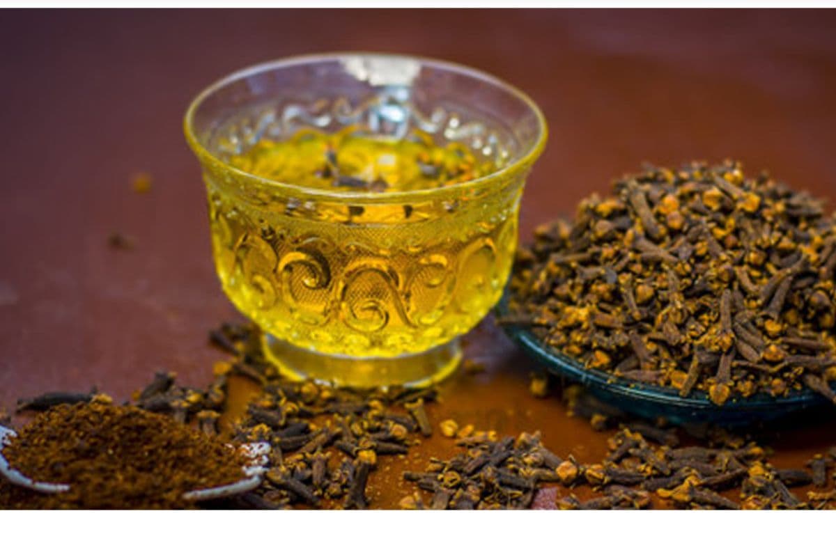 Clove Water Benefits: सुबह-सुबह लौंग का पानी पीने से होंगे ये जबरदस्त फायदे, जानें कैसे