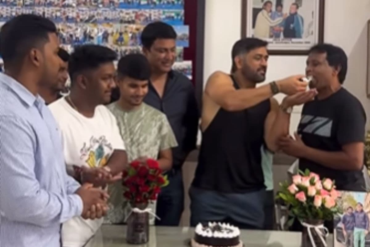 7 का चक्कर! धोनी ने 44वें बर्थडे पर रांची में काटा केक, इन सात लोगों में बांटा, देखें वीडियो