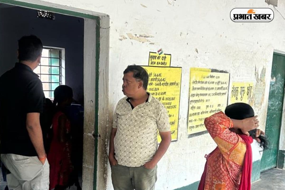 Jharkhand News: डीईओ के औचक निरीक्षण में खुली शिक्षिका की पोल, बिना कारण अनुपस्थित रहने पर रुका वेतन