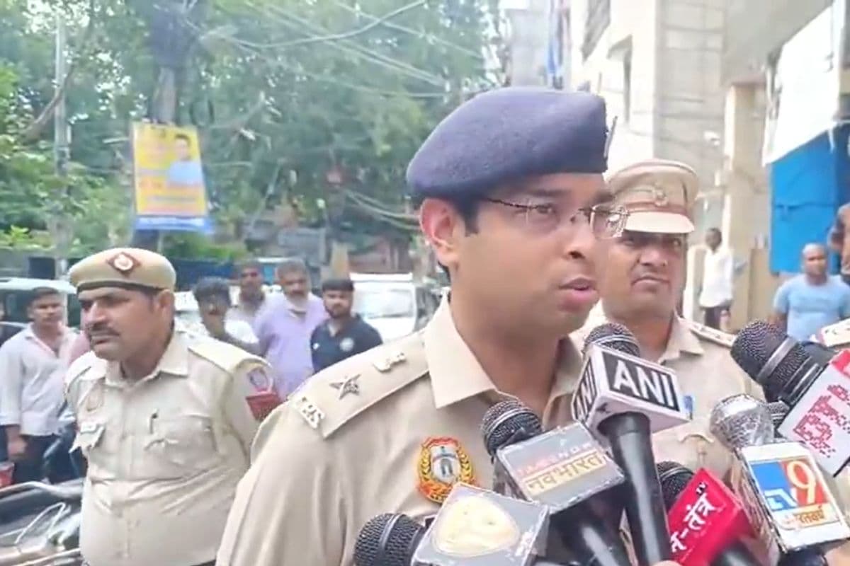 Delhi Crime News: दिल्ली में एक ही घर से मिलीं 3 लाशें, मौत की वजह बनी पहेली