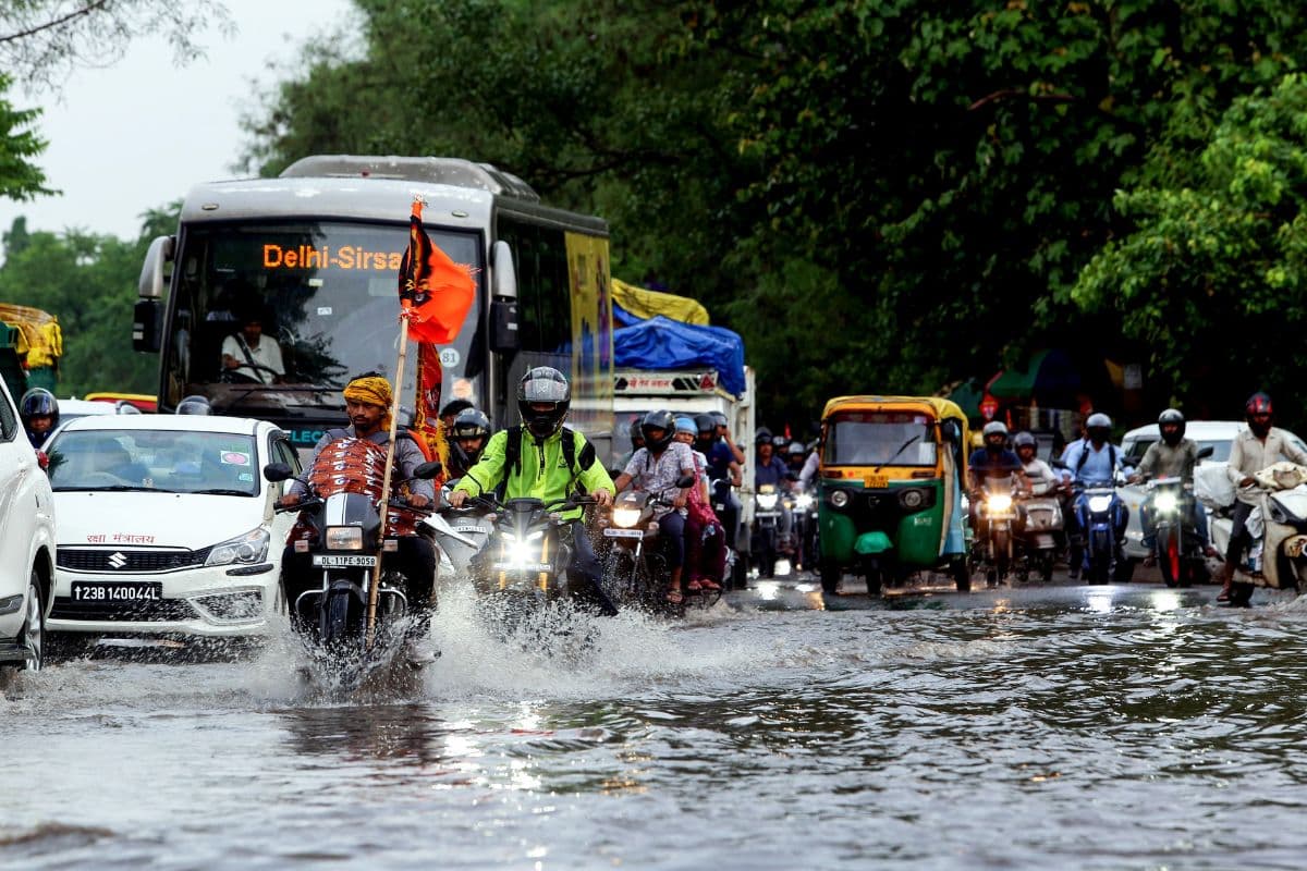 मॉनसून ने बदली करवट, दिल्ली वालों को उमस से राहत, झमाझम हो रही बारिश