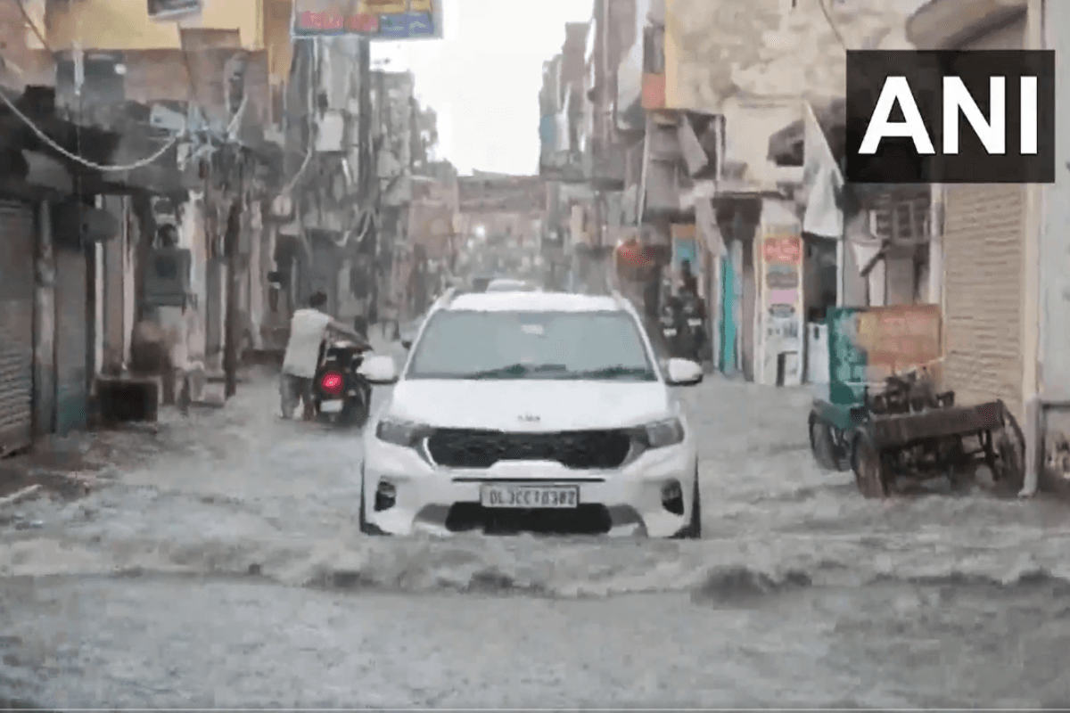 Delhi Weather: दिल्ली में भारी बारिश का रेड अलर्ट, एयरलाइन्स ने जारी की एडवाइजरी