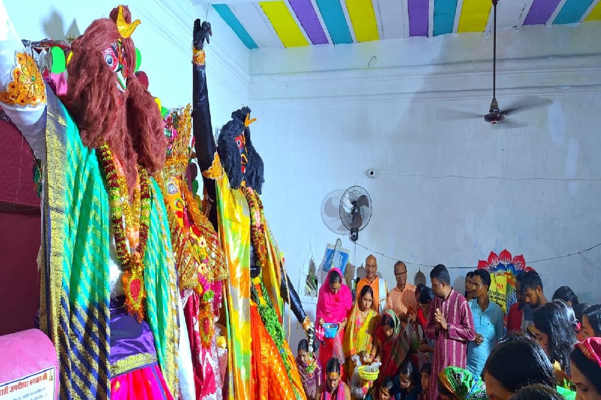 सरायकेला के गुंडिचा मंदिर में धूमधाम से मनायी गयी विपदतारिणी पूजा, सुहागिनों ने की सुख-शांति की कामना