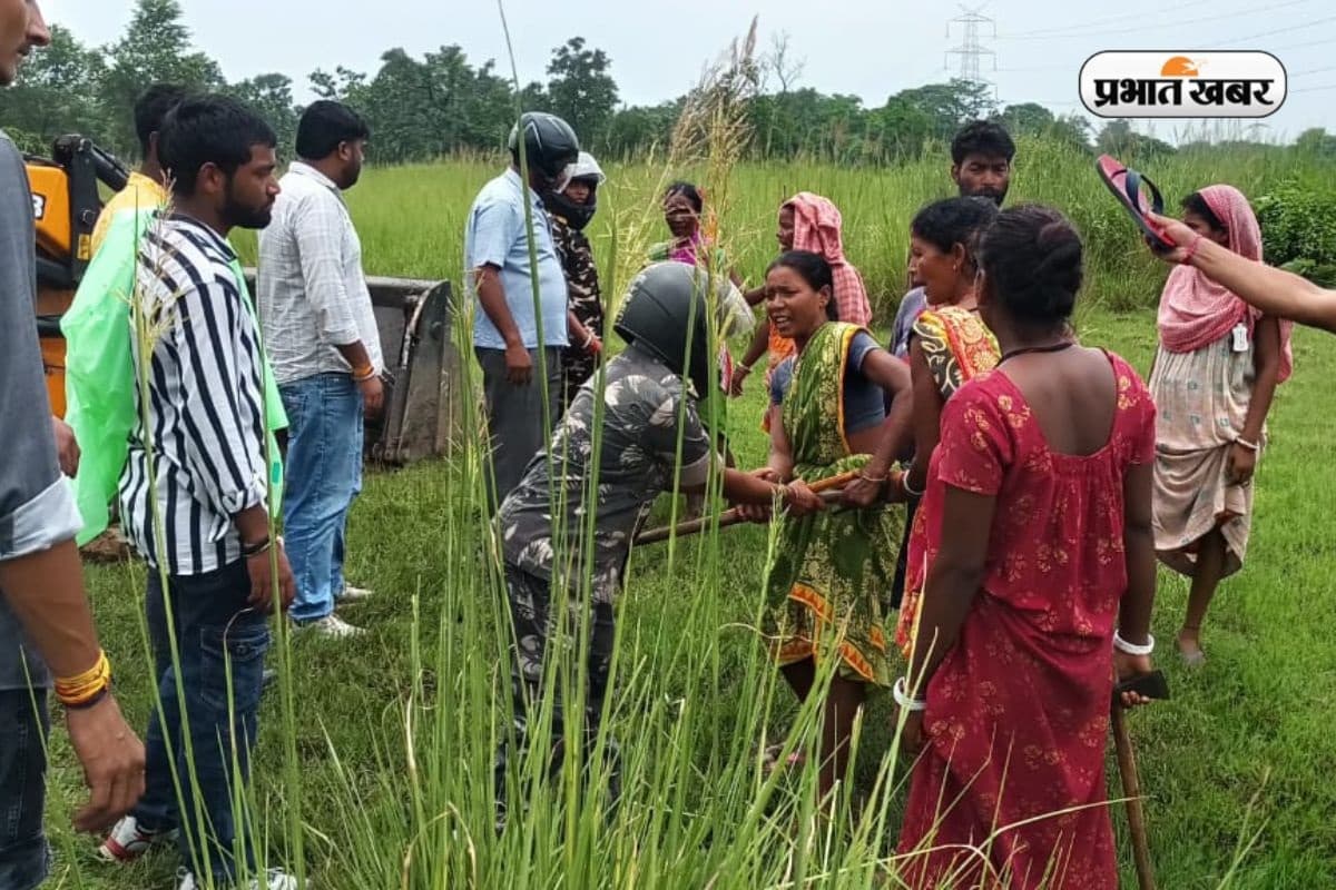 Dhanbad News: बलियापुर में अतिक्रमण हटाने पहुंचे प्रशासन से भिड़े ग्रामीण, हथियार लेकर किया विरोध