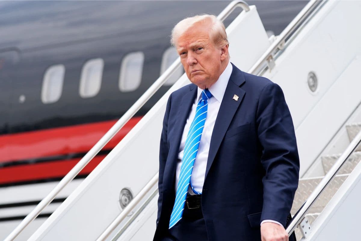 Donald Trump Security Lapse Video: ट्रंप के सिर पर मंडराया खतरा, नो-फ्लाई जोन में घुसा विमान, देखें वीडियो