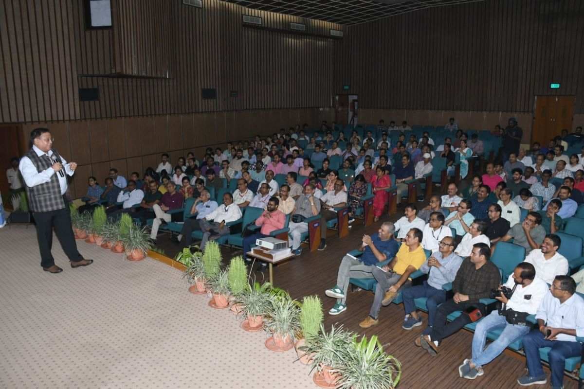 Dr Vijay Kumar Saraswat