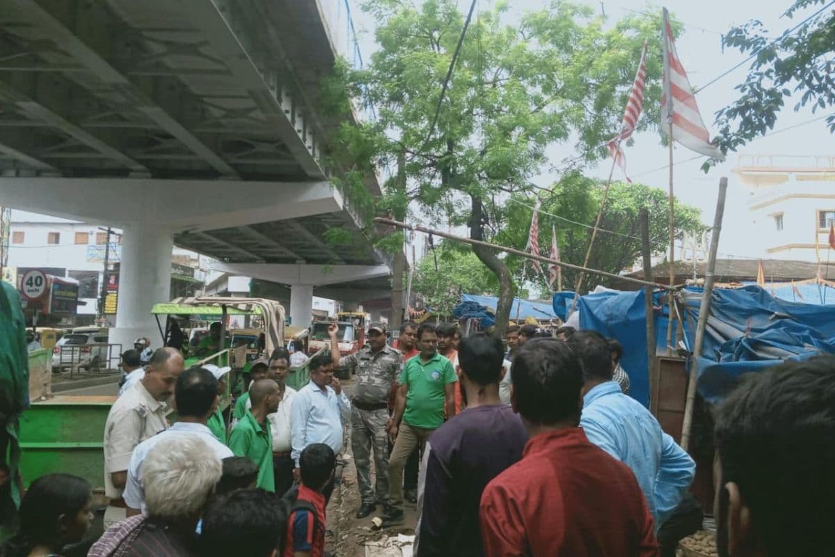 शहर को रफ्तार देने के लिए सड़कों से हटाया जा रहा अतिक्रमण, पिस्का मोड़ से हटी कई दुकानें