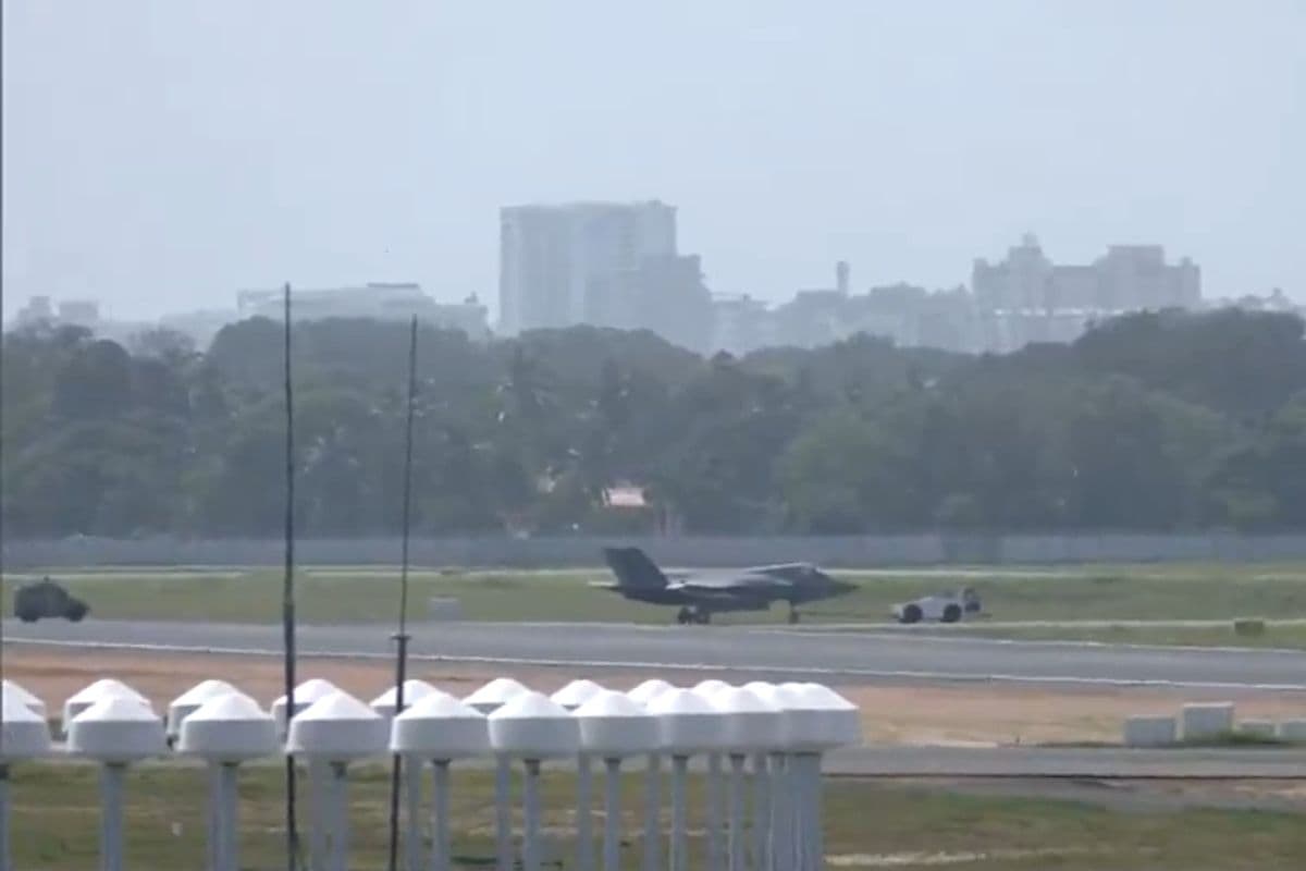 F-35 Fighter Jet: 21 दिन से खराब पड़ा 940 करोड़ का F-35 फाइटर जेट, खींचकर हैंगर ले जाने का वीडियो वायरल