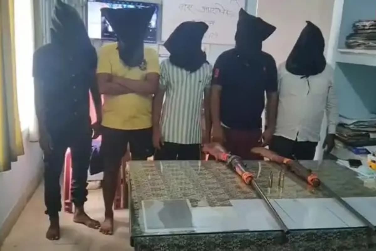 Bihar Crime News 4 live bombs and weapons recovered from house