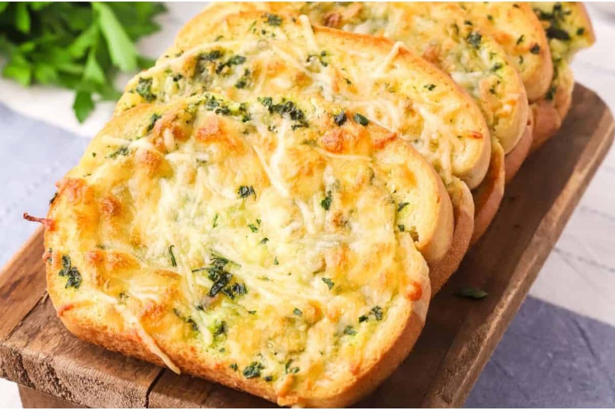 Garlic Cheese Toast: बच्चों के टिफिन से लेकर मेहमानों की प्लेट तक, गार्लिक चीज टोस्ट सबका दिल जीत लेगा