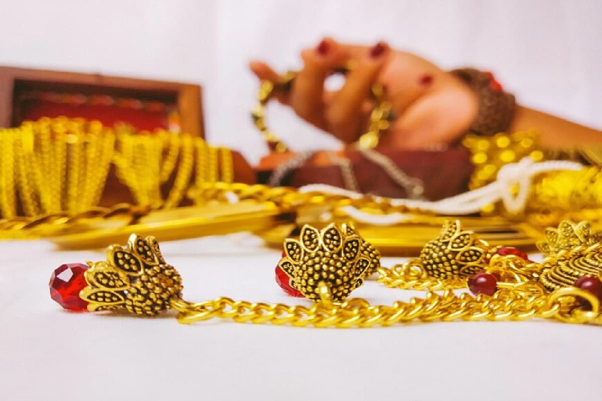 Gold Price Updates: सर्राफा बाजार में 1 लाख से नीचे आया सोना, चांदी 1,000 रुपये फिसली