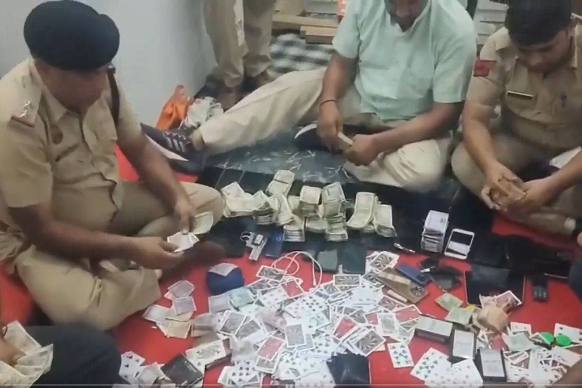 Haryana Gambling: जुआरियों पर कहर बनकर टूटी सीएम फ्लाइंग टीम, 55 को दबोचा, मोबाइल फोन और गाड़ियां बरामद