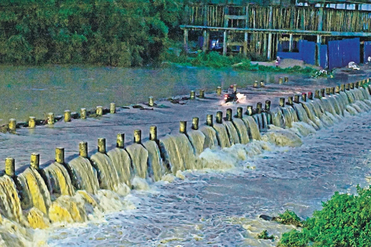 Heavy Rain Havoc: देवघर में भारी बारिश से जन-जीवन अस्त-व्यस्त, सारठ और पालोजोरी में ढहे घर
