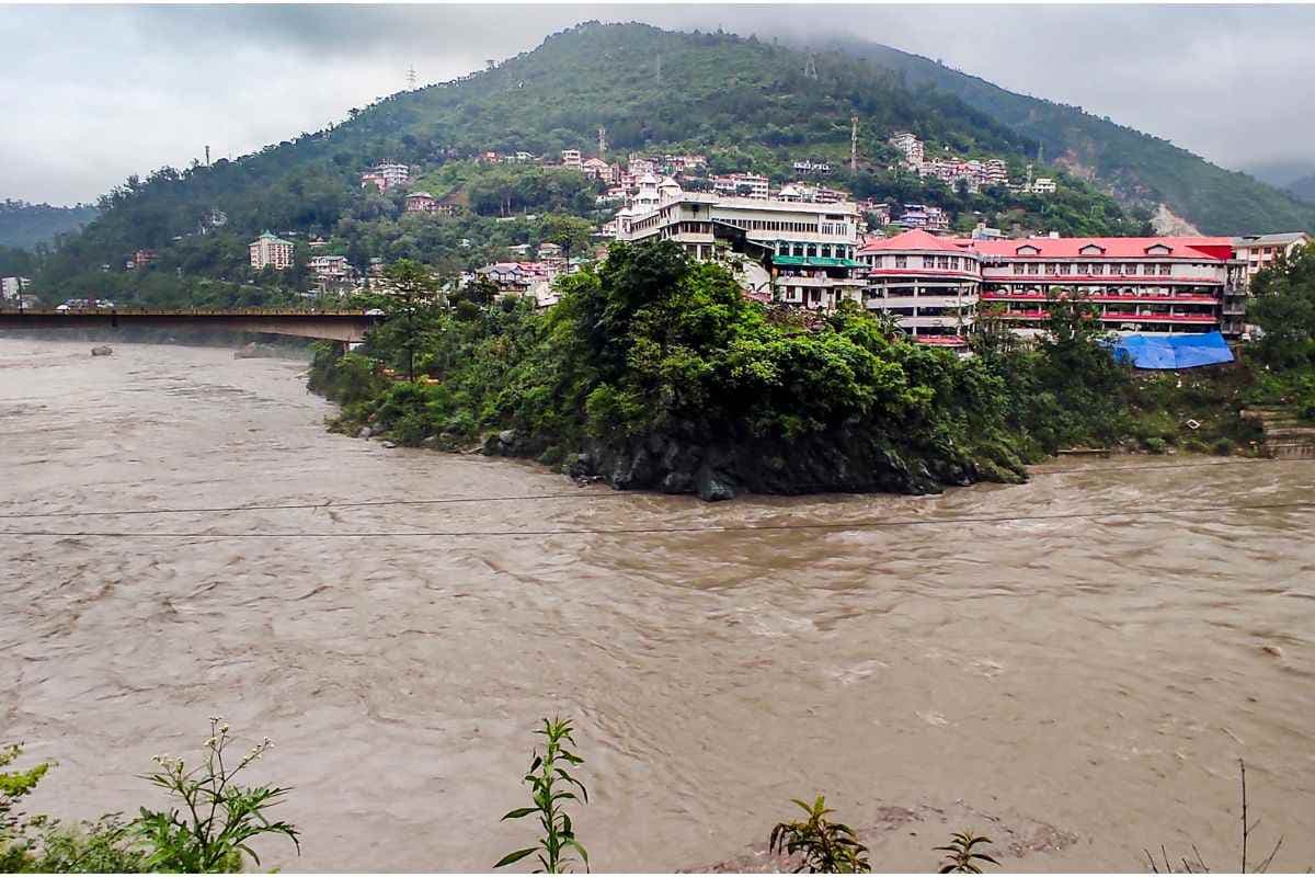 Himachal Pradesh Heavy Rain: हिमाचल में बारिश का तांडव, 260 से अधिक सड़कें बंद, रेड अलर्ट जारी