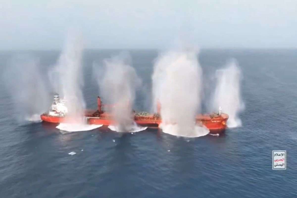 Viral Video Houthi Rebels Attack: टाइटैनिक की तरह लाल सागर में डूबा जहाज… देखें वीडियो