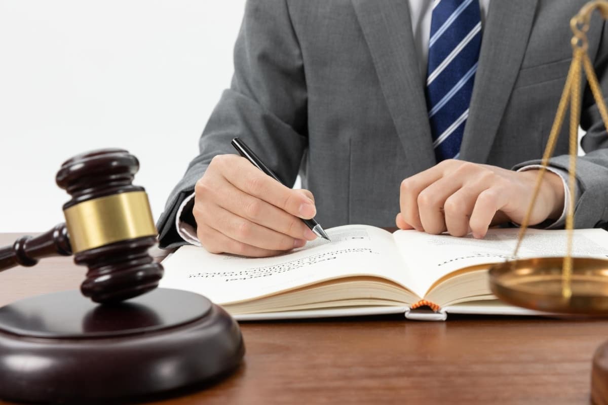 12वीं के बाद बनाना है लॉ में करियर? तो जान लें वकील, एडवोकेट और बैरिस्टर में क्या अंतर है?