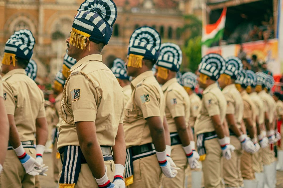 पुलिस में SI कैसे बनें? Salary जान जाएंगे तो लगाने लगेंगे 5 किलोमीटर फटाफट दौड़