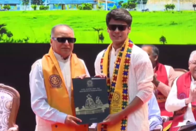 कौन हैं स्टूडेंट्स के साथ Pookie Pose देने वाले प्रो राजीव आहूजा, Convocation में बने सोशल मीडिया सेंसेशन