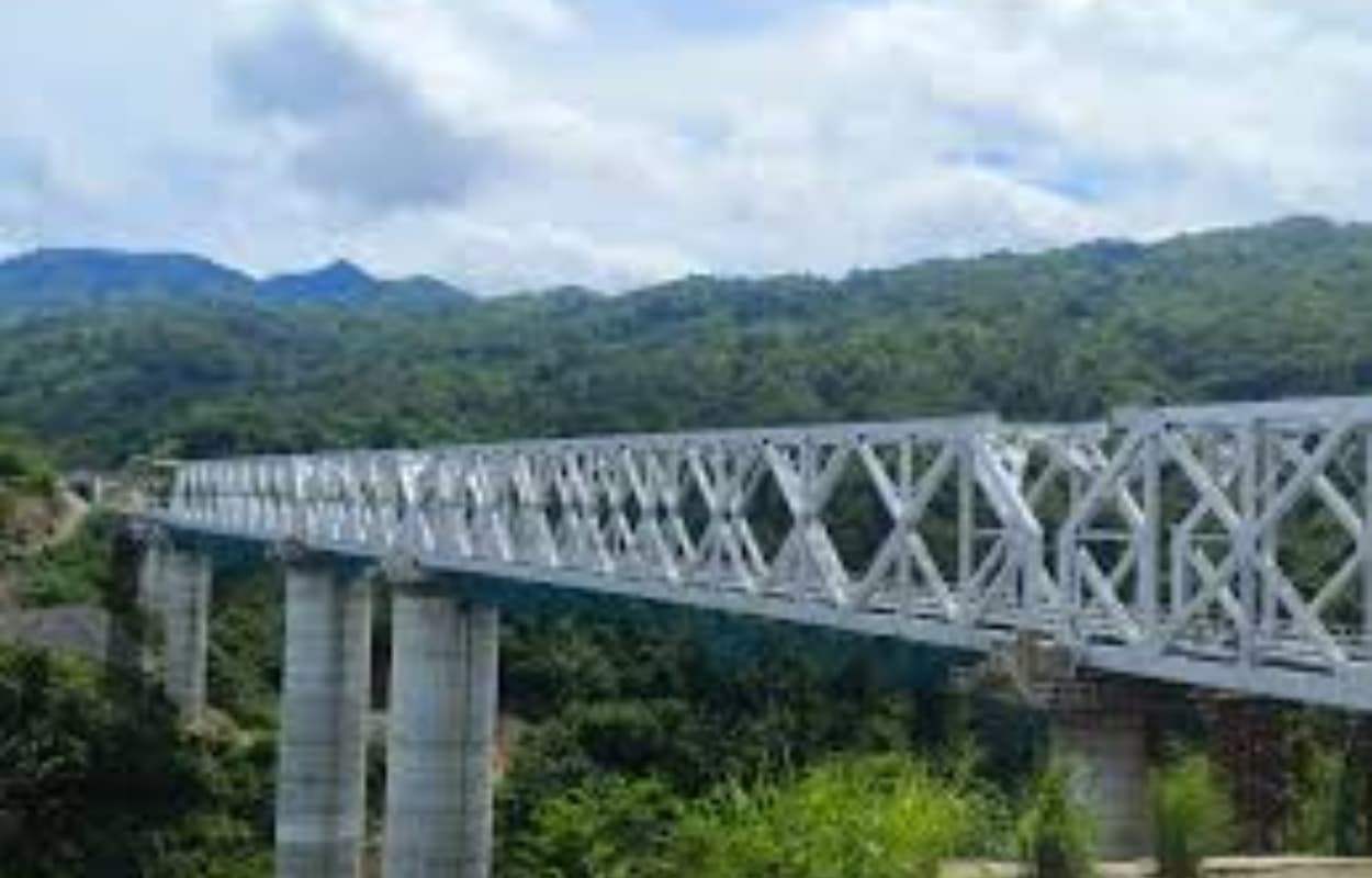 "51 KM में 153 ब्रिज और 48 सुरंगें... कुतुबमीनार से ऊंचे ब्रिज पर ट्रेन!