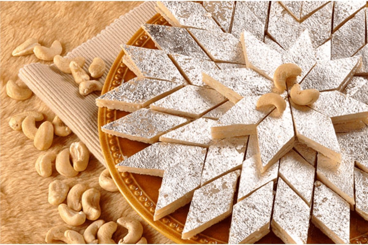 Kaju Katli Recipe: बस 5 मिनट का जादू, घर पर झट से बन जाएगी लाजवाब मुंह में घुल जाने वाली काजू कतली
