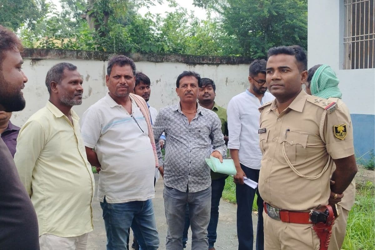 Khagaria: ग्यारहवीं में पढ़ रही छात्रा की हत्या कर शव को फंदे से लटकाया