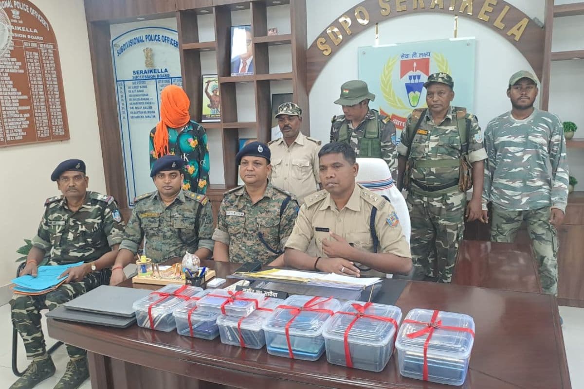 Kharsawan News: देर रात घर पर पड़ी पुलिस की रेड,चोरी के 62 मोबाइल फोन बरामद, एक गिरफ्तार