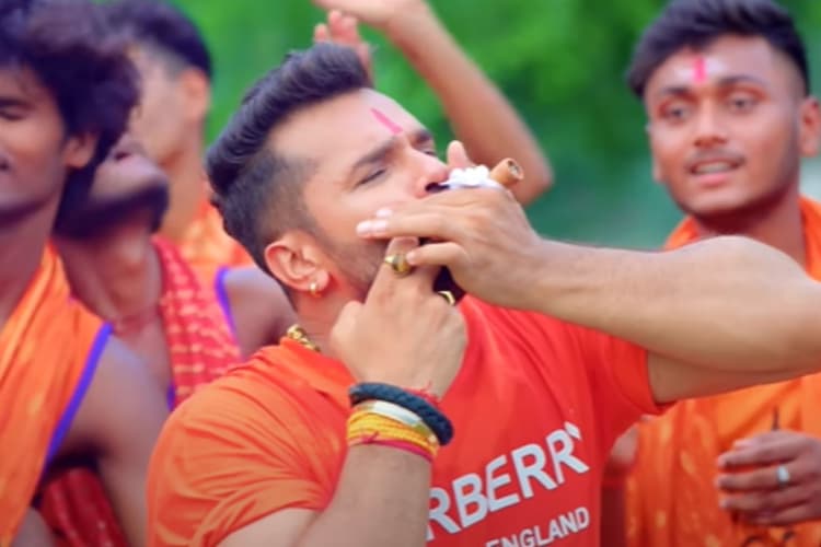 Khesari Lal Yadav Bolbam Song: शिव भक्ति में डूबे खेसारी लाल यादव, धूम मचा रहा ये सावन गीत, बार-बार VIDEO देख रहे लोग