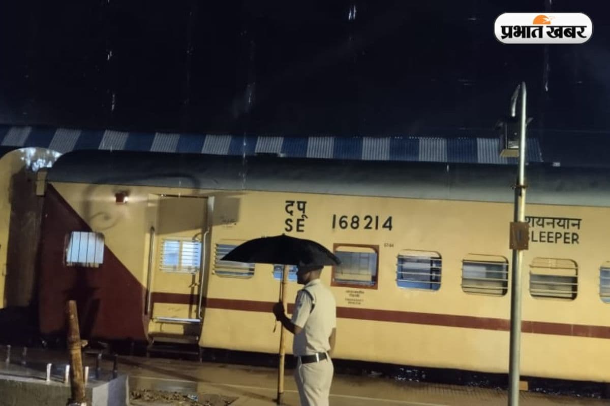 Koderma News: टला बड़ा हादसा, बसकटवा-यदुग्राम के बीच भूस्खलन से रेल सेवा प्रभावित, रातभर चला राहत कार्य