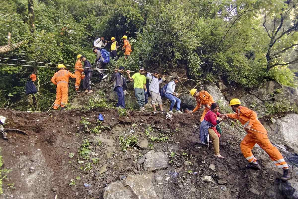 Watch Video : ऊपर से टूटकर गिर रहे हैं पहाड़, नीचे केदारनाथ यात्री, वीडियो देखकर खौफ खा जाएंगे आप भी