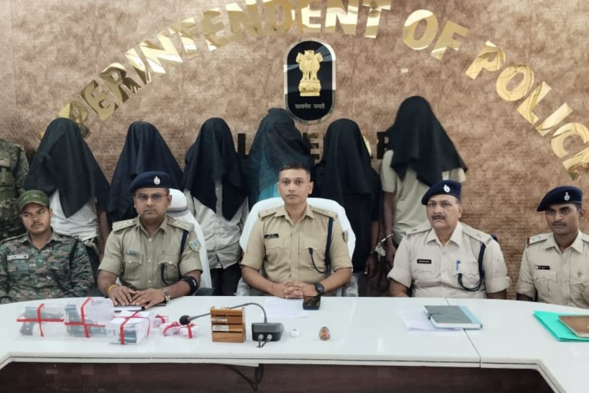 Latehar SP with arrested criminals