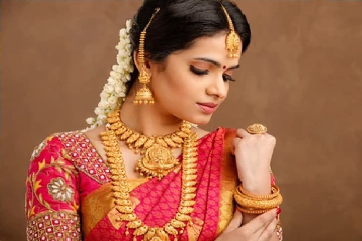 Latest Gold Price: गिरावट में ब्रेक लगते ही रॉकेट बन गया सोना, एक दिन में लगाई 1,200 की छलांग