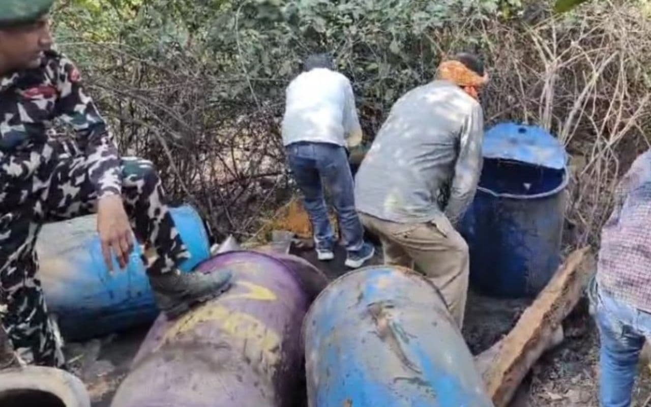 बिहार के कई जिलों में ड्रोन से शराब माफिया पर प्रहार, 150 से अधिक लोग गिरफ्तार