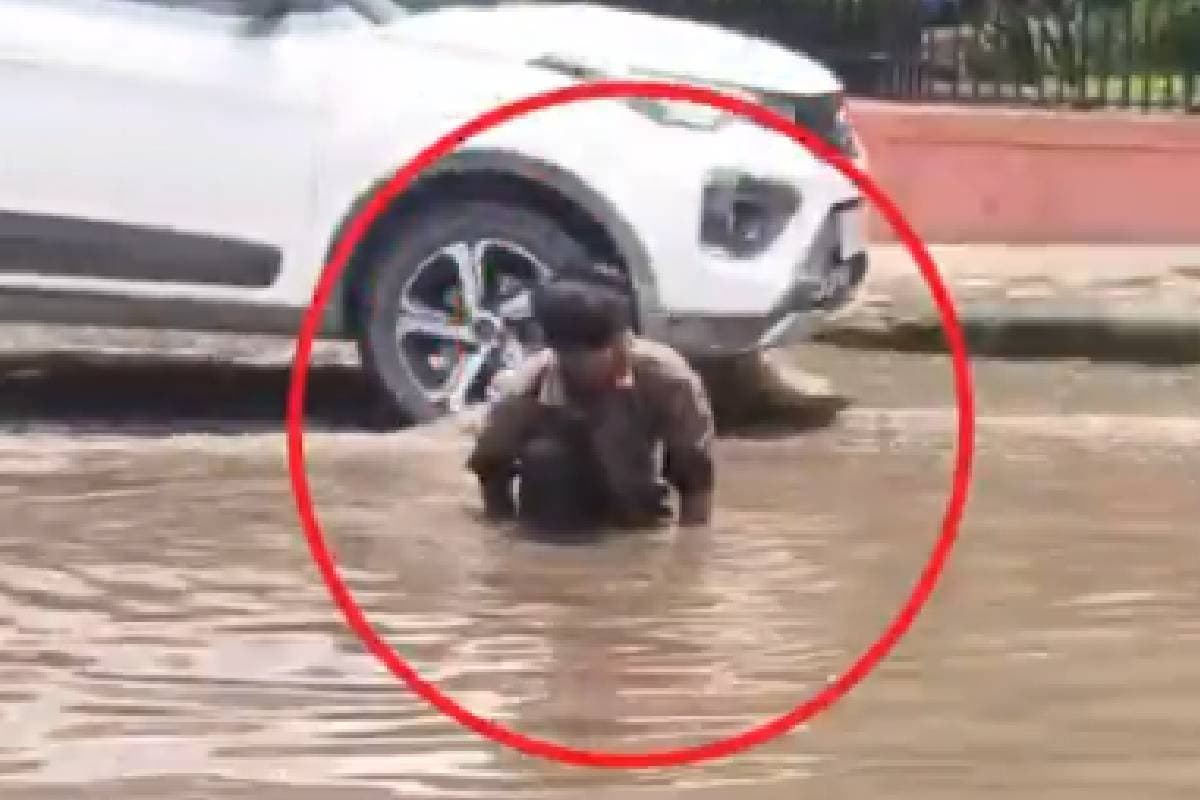 Viral Video : फोन खुले नाले में गिरा, ढूंढ़ने पर भी नहीं मिला, फूट फूटकर रोया शख्स