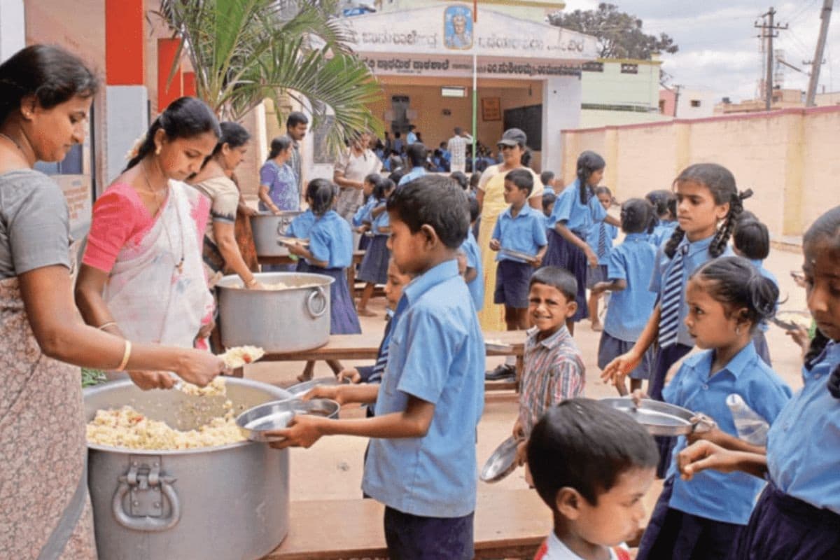Midday Meal: आधार और अपार की अनिवार्यता की वजह से घटी साढ़े आठ लाख विद्यार्थियों की संख्या