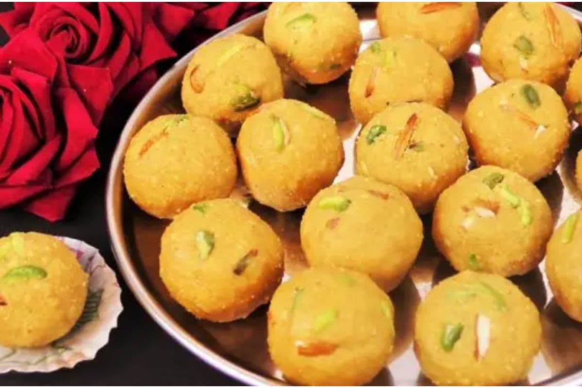 Moong Dal Laddu Recipe: बाजार के लड्डू भी जाएंगे भूल,घर पर बनाएं ये हेल्दी मूंग दाल लड्डू