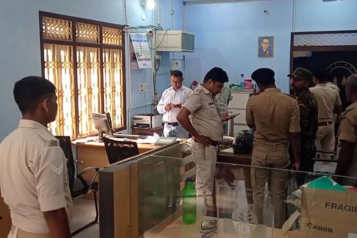 Bank Loot in Muzaffarpur: मुजफ्फरपुर में बैंक से 10 लाख की लूट, कर्मियों को बंधक बनाकर पीटा, CCTV खंगालने में जुटी पुलिस Bank Loot in Muzaffarpur: मुजफ्फरपुर में बैंक से 10 लाख की लूट, कर्मियों को बंधक बनाकर पीटा, CCTV खंगालने में जुटी पुलिस