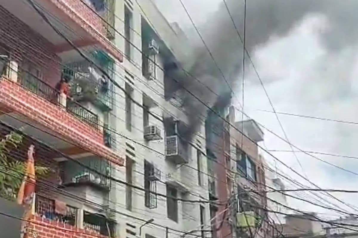 Patna: पटना के सिद्धनाथ अपार्टमेंट में भड़की भीषण आग, खाली कराए गए फ्लैट्स, Video देख सहम जायेंगे