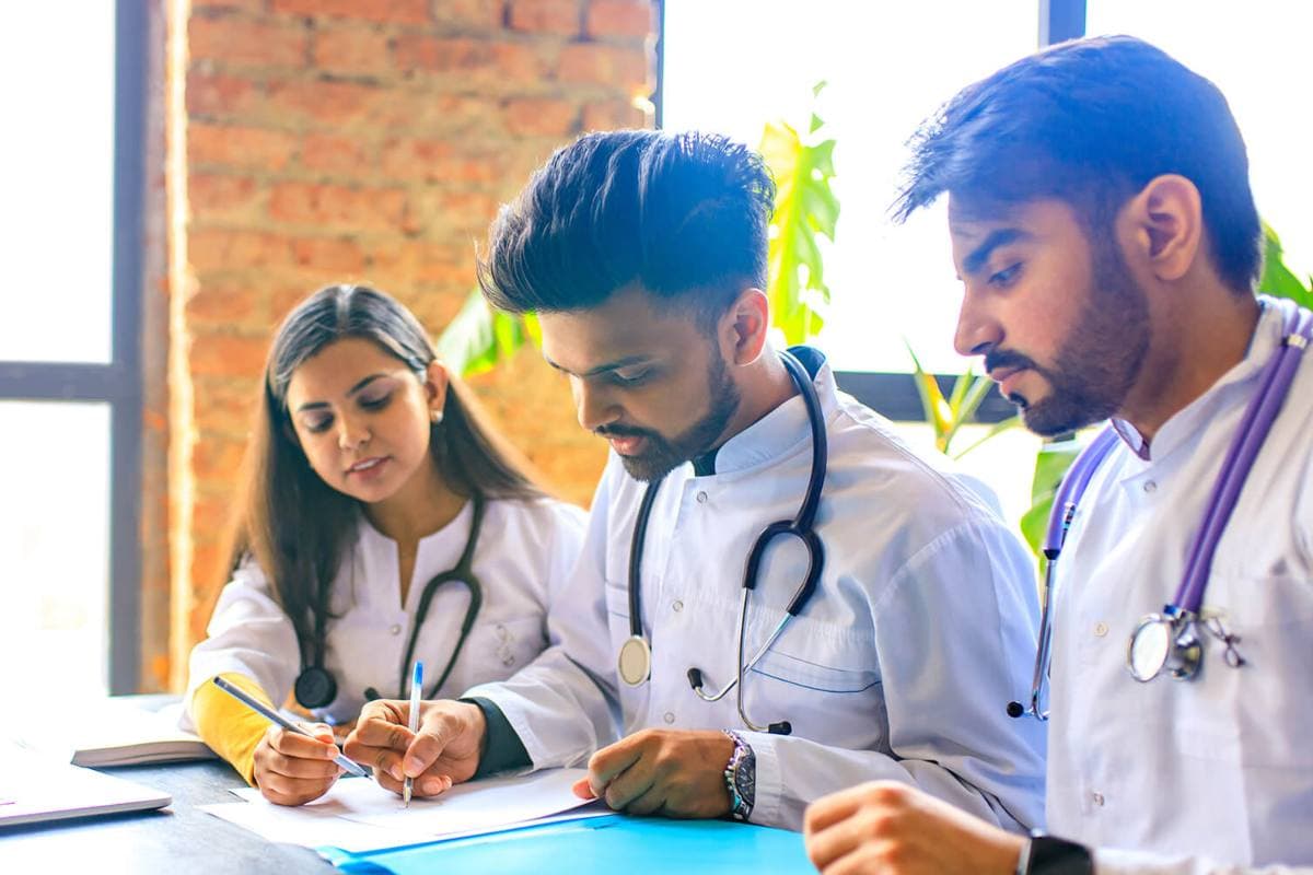 712 छात्र डॉक्टर बनने की रेस से बाहर, नीट की रिवाइज्ड मेरिट लिस्ट जारी