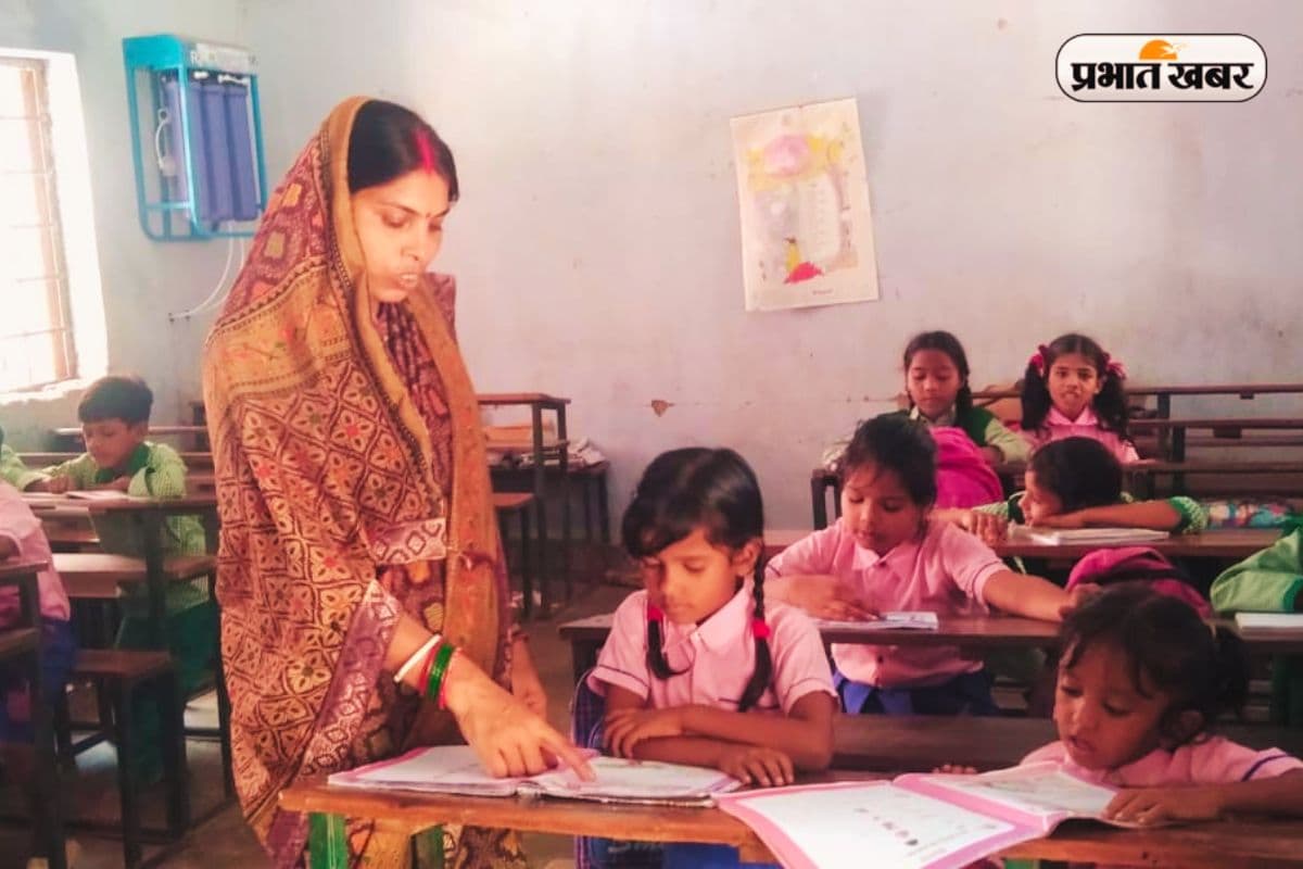 उत्कल सम्मिलनी के ओड़िया शिक्षकों को एक साल से नहीं मिला मानदेय, आर्थिक तंगी के बावजूद बच्चों को दे रहे शिक्षा