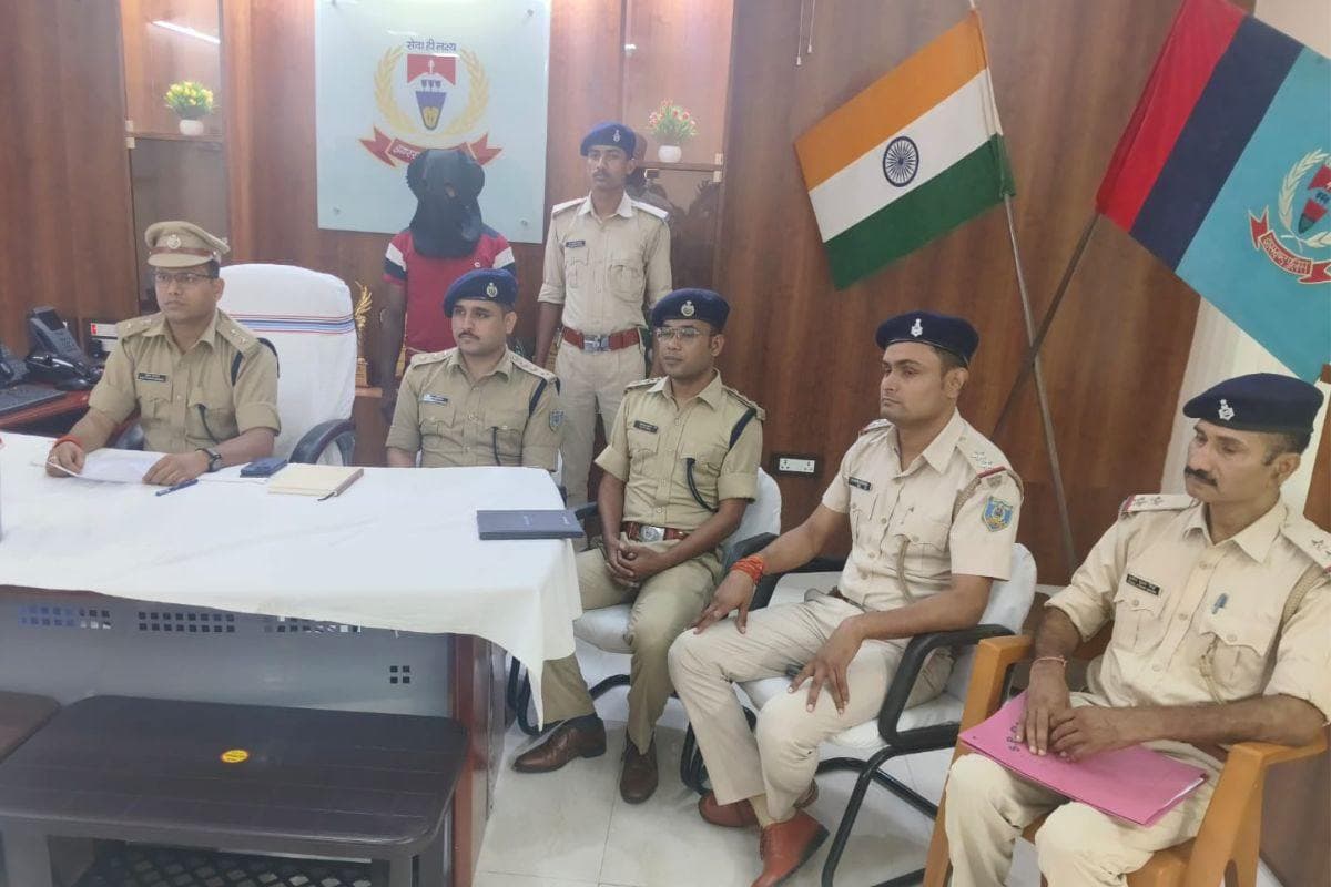 Opium Smuggler arrested chatra