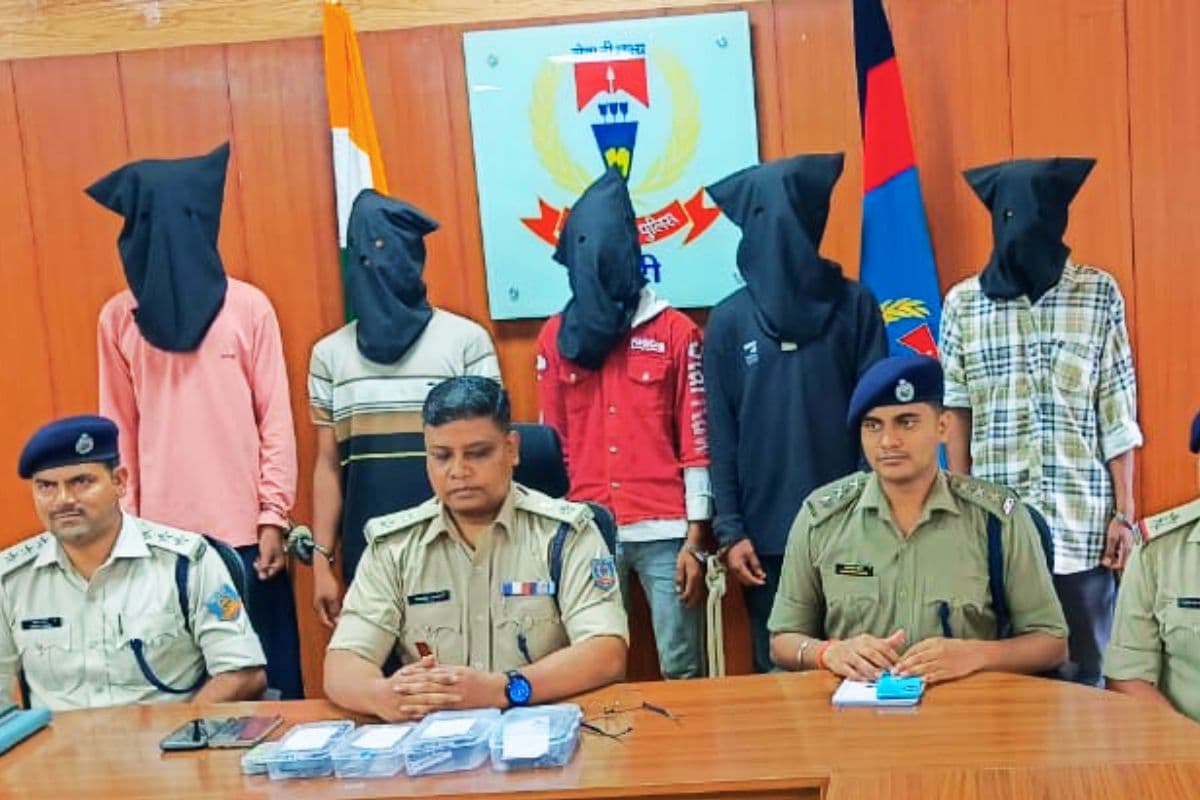 उग्रवादी संगठन पीएलएफआई को तगड़ा झटका, 4 सदस्यों को हथियार के साथ पुलिस ने किया गिरफ्तार