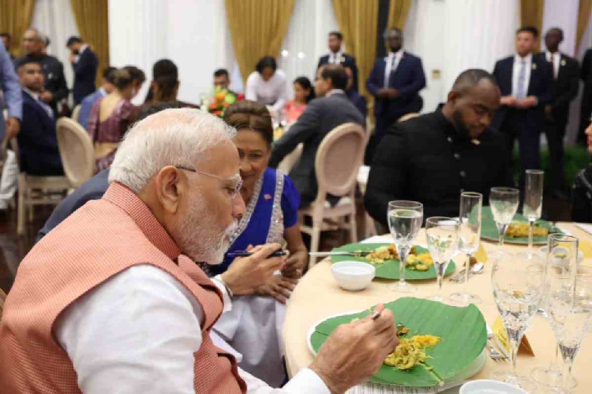 PM Modi Trinidad & Tobago Visit : पीएम मोदी को पत्ते पर परोसा गया दाल, भात और तरकारी! देखें तस्वीर