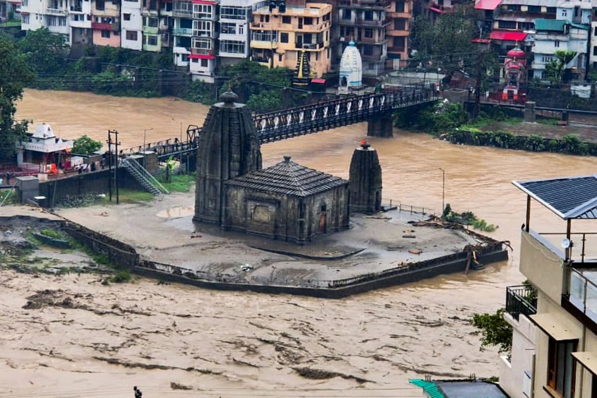 Mandi Cloud Burst Video: मंडी में बादल फटने से भारी तबाही, नदियां उफान पर, बह गई सड़कें, 4 की मौत, 16 लापता