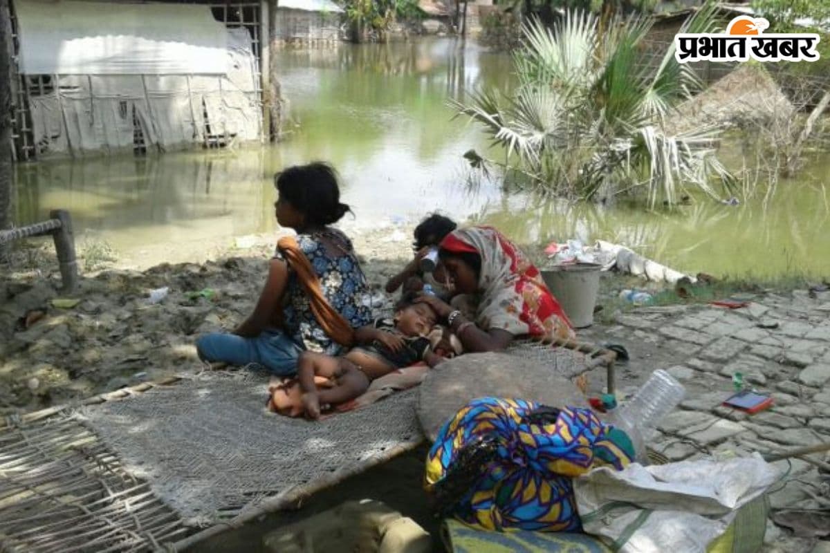Bihar Flood Photos: बिहार में बक्सर से भागलपुर तक उफनाई गंगा, गहराया बाढ़ का संकट तो छूटने लगे घर-द्वार