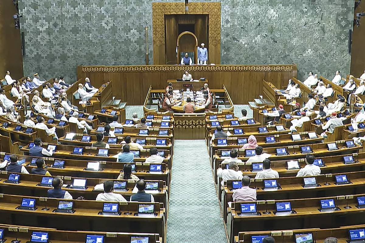 Parliament: बिहार में एसआईआर को लेकर संसद में विपक्ष का हंगामा जारी